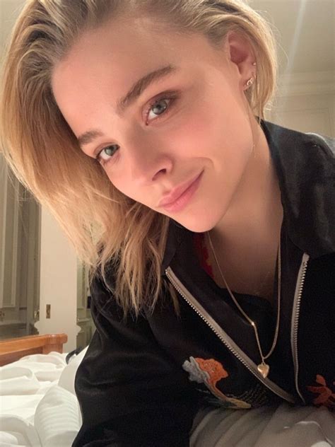 chloe grace moretz selfie.